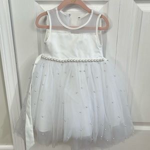 Little girls size 4t flower girl dress white with pearls